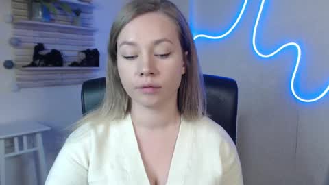 Snapshot of holly_bb95 chatting on March 2025 03:24:01 AM Holly online show from March 2025 03:24:01 AM