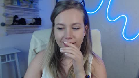 Snapshot of holly_bb95 chatting on March 2025 06:29:01 AM Holly online show from March 2025 06:29:01 AM