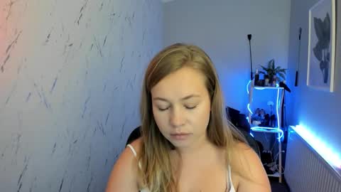 Snapshot of holly_bb95 chatting on September 2025 05:56:02 PM Holly online show from September 2025 05:56:02 PM