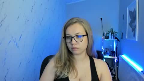 Snapshot of holly_bb95 chatting on September 2025 05:15:02 PM Holly online show from September 2025 05:15:02 PM