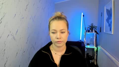 Snapshot of holly_bb95 chatting on October 2025 05:19:02 PM Holly online show from October 2025 05:19:02 PM