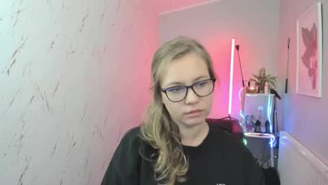 Snapshot of holly_bb95 chatting on October 2025 07:00:01 PM Holly online show from October 2025 07:00:01 PM