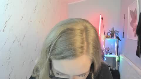 Snapshot of holly_bb95 chatting on October 2025 05:10:01 PM Holly online show from October 2025 05:10:01 PM