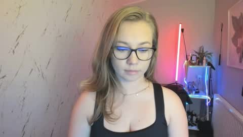 Snapshot of holly_bb95 chatting on October 2025 06:39:01 PM Holly online show from October 2025 06:39:01 PM