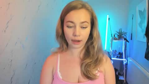 Snapshot of holly_bb95 chatting on October 2025 06:20:01 PM Holly online show from October 2025 06:20:01 PM