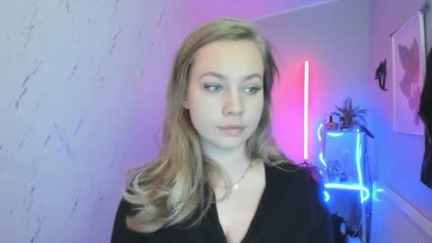 Snapshot of holly_bb95 chatting on October 2025 06:19:02 PM Holly online show from October 2025 06:19:02 PM