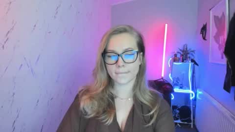 Snapshot of holly_bb95 chatting on October 2025 06:52:02 PM Holly online show from October 2025 06:52:02 PM