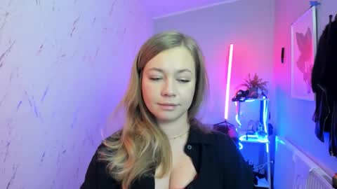 Snapshot of holly_bb95 chatting on November 2025 06:40:01 PM Holly online show from November 2025 06:40:01 PM