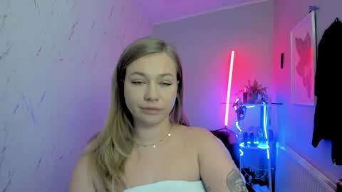 Snapshot of holly_bb95 chatting on November 2025 07:58:01 PM Holly online show from November 2025 07:58:01 PM