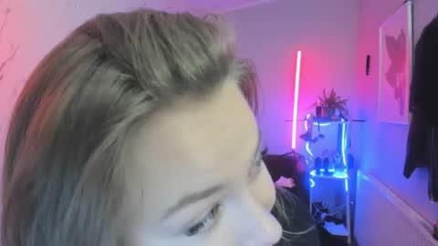 Snapshot of holly_bb95 chatting on November 2025 08:30:01 PM Holly online show from November 2025 08:30:01 PM