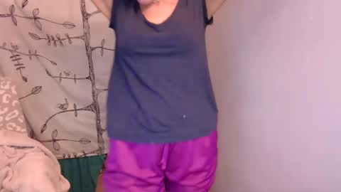 Snapshot of holly_bourbon chatting on September 2025 01:29:02 AM holly_bourbon online show from September 2025 01:29:02 AM