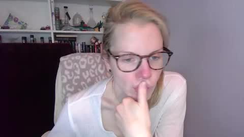 Snapshot of holly_bourbon chatting on March 2026 08:37:02 PM holly_bourbon online show from March 2026 08:37:02 PM