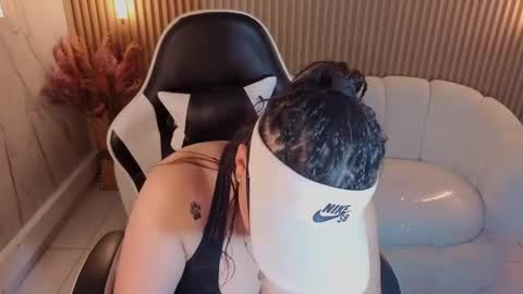 Holly  online show from November 2025 01:18:02 PM