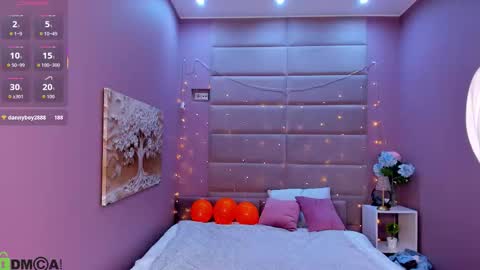 Holly online show from October 2025 08:49:01 AM