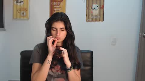 hollyshit_ online show from February 2025 12:30:01 AM