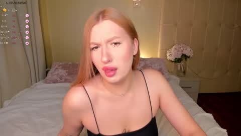 Snapshot of hollyylee chatting on February 2025 12:59:02 AM Emma online show from February 2025 12:59:02 AM