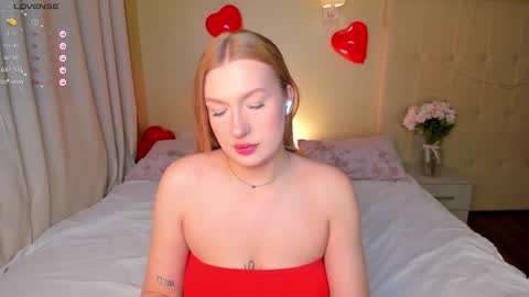 Snapshot of hollyylee chatting on February 2025 01:18:02 AM Emma online show from February 2025 01:18:02 AM