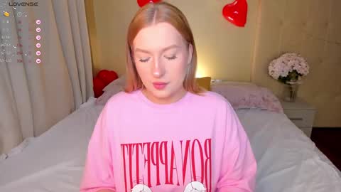 Snapshot of hollyylee chatting on February 2025 01:25:02 AM Emma online show from February 2025 01:25:02 AM