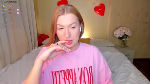 Snapshot of hollyylee chatting on February 2025 04:28:02 AM Emma online show from February 2025 04:28:02 AM