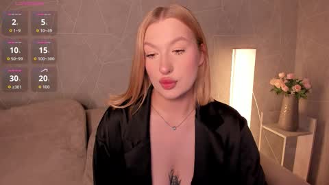 Snapshot of hollyylee chatting on September 2025 12:54:02 AM Emma online show from September 2025 12:54:02 AM