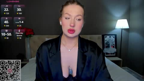 Snapshot of hollyylee chatting on September 2025 12:23:01 AM Emma online show from September 2025 12:23:01 AM