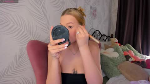 Snapshot of hollyylee chatting on September 2025 01:06:01 AM Emma online show from September 2025 01:06:01 AM