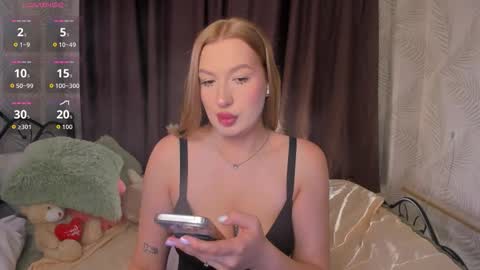 Snapshot of hollyylee chatting on September 2025 12:14:01 AM Emma online show from September 2025 12:14:01 AM