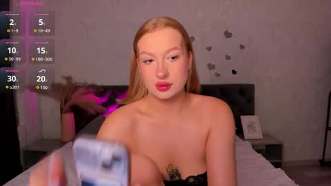 Snapshot of hollyylee chatting on September 2025 12:15:01 AM Emma online show from September 2025 12:15:01 AM