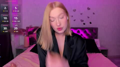 Snapshot of hollyylee chatting on October 2025 12:41:01 AM Emma online show from October 2025 12:41:01 AM