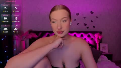 Snapshot of hollyylee chatting on October 2025 11:59:02 PM Emma online show from October 2025 11:59:02 PM