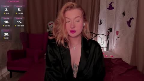 Snapshot of hollyylee chatting on October 2025 01:24:02 AM Emma online show from October 2025 01:24:02 AM