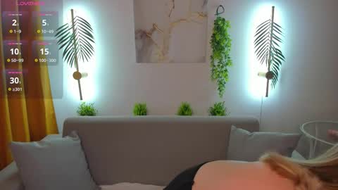 Snapshot of hollyylee chatting on October 2025 12:58:01 AM Emma online show from October 2025 12:58:01 AM