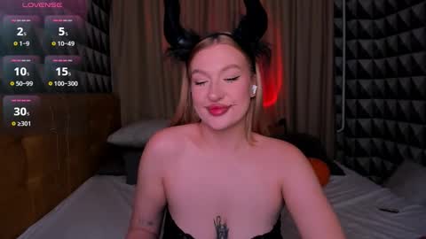 Snapshot of hollyylee chatting on October 2025 01:17:01 AM Emma online show from October 2025 01:17:01 AM