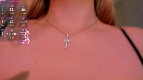 Snapshot of hollyylee chatting on November 2025 01:04:02 AM Emma online show from November 2025 01:04:02 AM