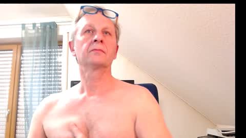 Snapshot of hondowill chatting on December 2024 01:03:01 PM Bernd online show from December 2024 01:03:01 PM