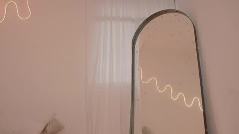 honeeeey_ online show from April 2026 11:06:01 PM