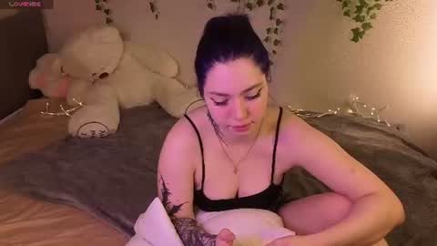 Snapshot of honey_cherrry chatting on June 2026 01:37:01 AM Honey online show from June 2026 01:37:01 AM