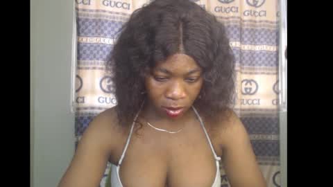 Snapshot of honey_dollxx chatting on October 2025 08:42:01 AM Flora online show from October 2025 08:42:01 AM