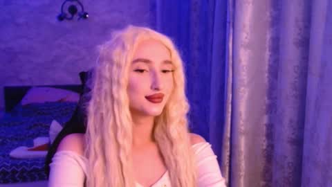 honey_sunset online show from November 2025 10:14:01 PM