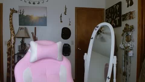 Honey Bee online show from December 2024 06:54:02 PM