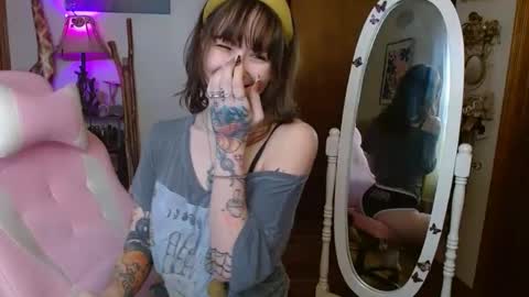 Honey Bee online show from January 2025 08:47:01 PM