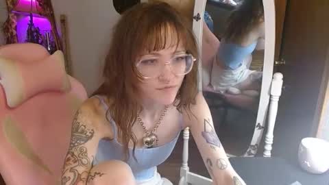 Honey Bee online show from November 2025 06:46:02 PM