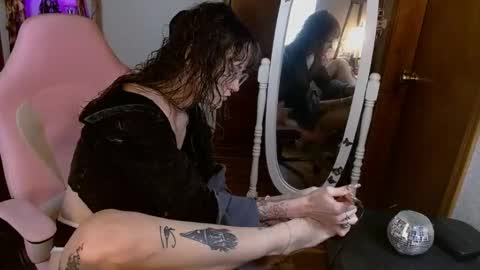 Honey Bee online show from November 2025 05:24:01 PM