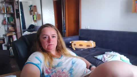 Snapshot of honeydewmolly chatting on June 2026 10:12:02 AM HoneydewMolly online show from June 2026 10:12:02 AM