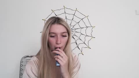 Snapshot of honeyveil chatting on October 2025 12:15:01 PM honeyveil online show from October 2025 12:15:01 PM