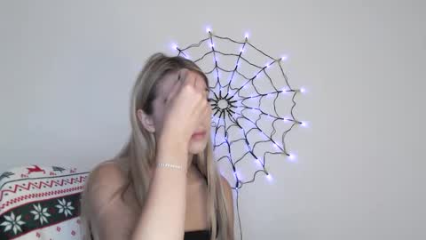 Snapshot of honeyveil chatting on October 2025 12:30:01 PM honeyveil online show from October 2025 12:30:01 PM