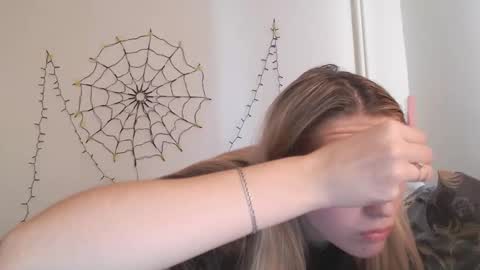 Snapshot of honeyveil chatting on November 2025 01:11:01 PM honeyveil online show from November 2025 01:11:01 PM