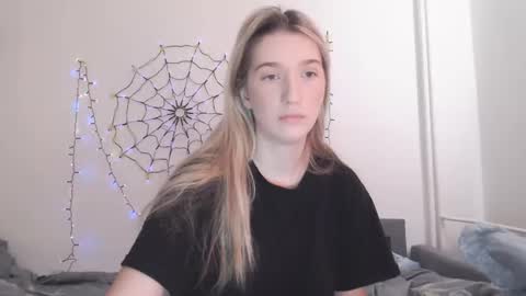 Snapshot of honeyveil chatting on November 2025 11:10:02 AM honeyveil online show from November 2025 11:10:02 AM