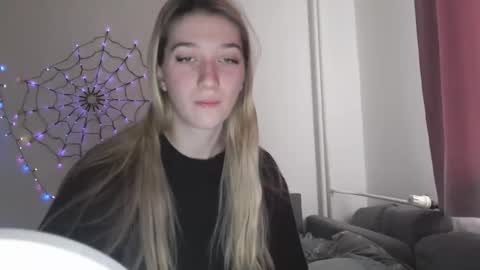 Snapshot of honeyveil chatting on November 2025 11:21:02 AM honeyveil online show from November 2025 11:21:02 AM