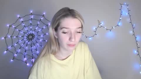 Snapshot of honeyveil chatting on December 2025 01:05:02 PM honeyveil online show from December 2025 01:05:02 PM